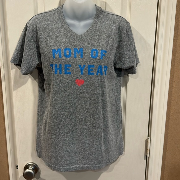 2/$16 “Mom of the Year” gray graphic tee. Sz Small - Picture 1 of 5